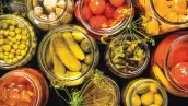 Foto de frascos llenos de alimentos fermentados