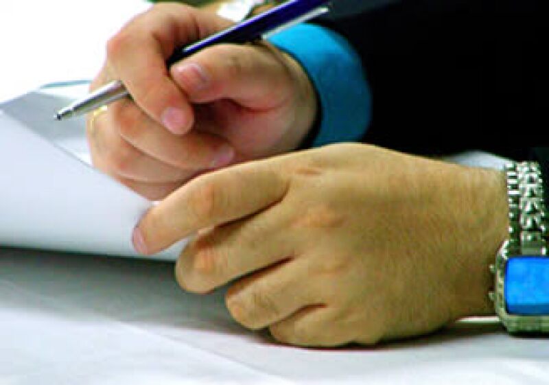 Una vez firmado el contrato es difícil dar vuelta atrás si existen errores en las cláusulas. (Foto: Cortesía SXC)