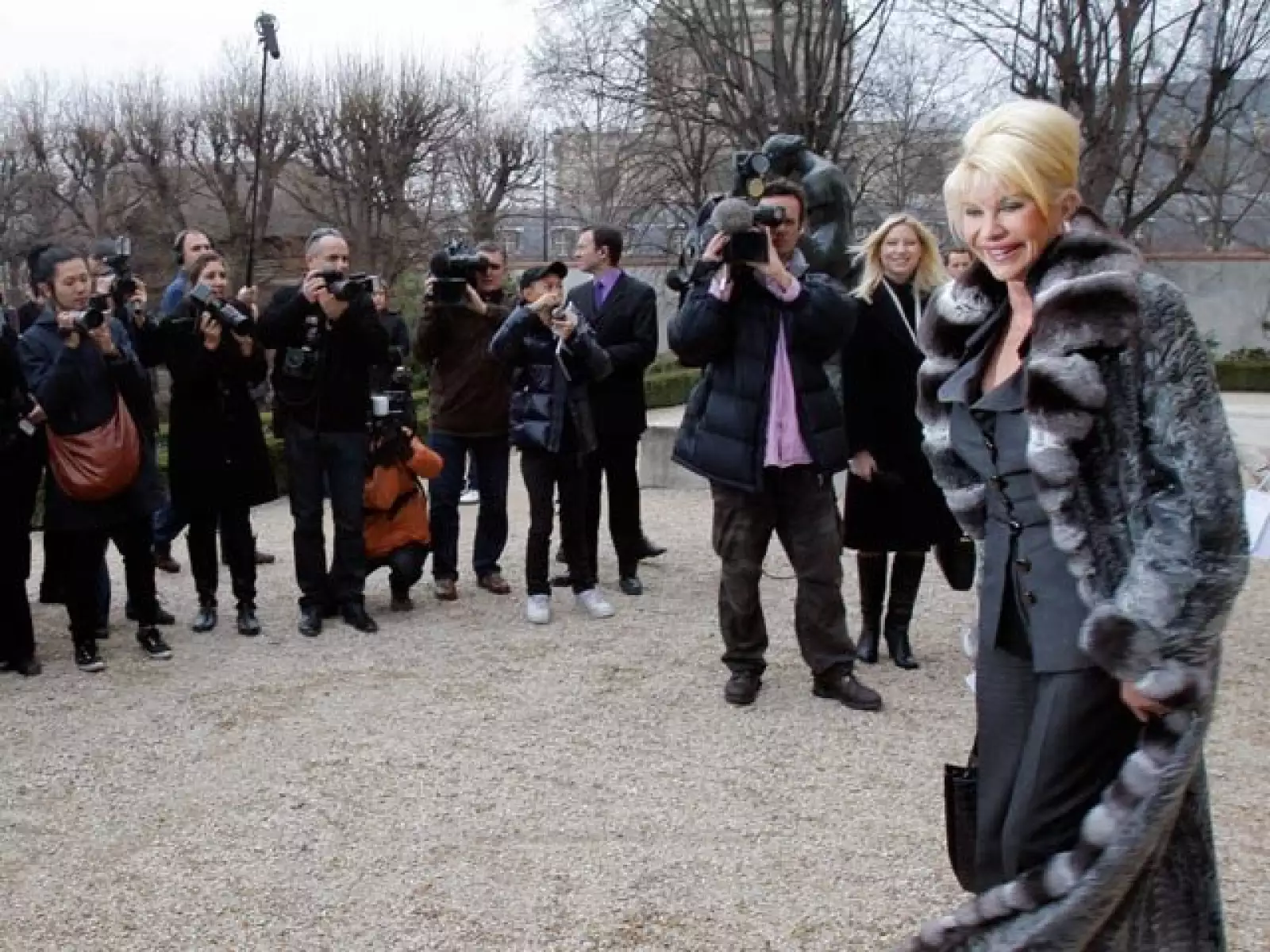 Ivana Trump fue acaparada por los mediod a su llegada al desfile de Dior, presentado por el diseñador británico John Galliano.