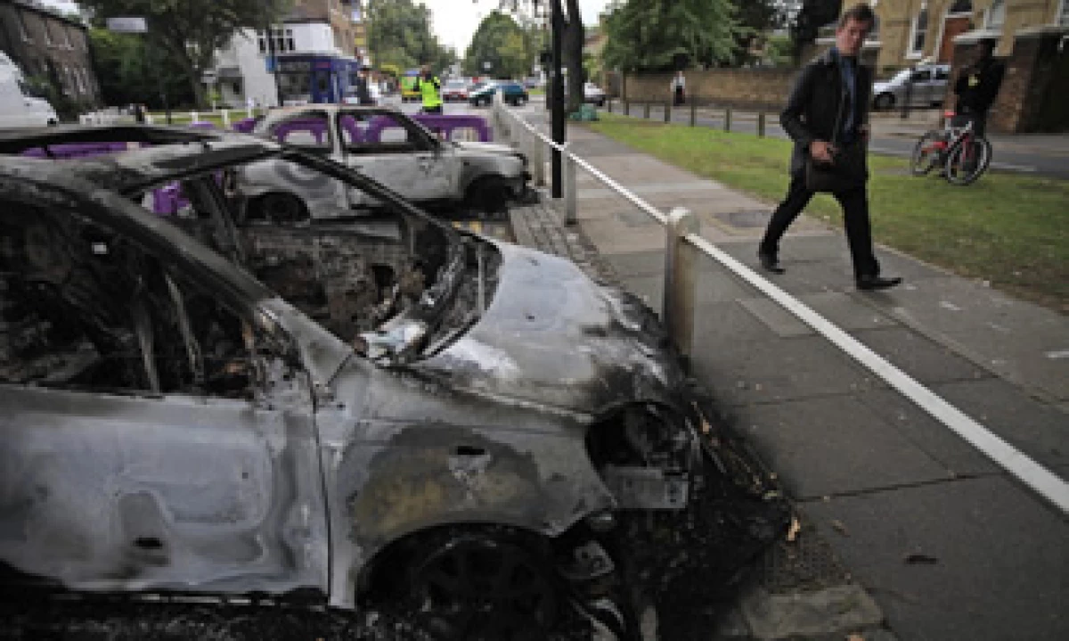 La muerte de un hombre el fin de semana a manos de policías londinenses desató disturbios e incendios en comercios, autos, contenedores de basura y edificios. (Foto: AP)