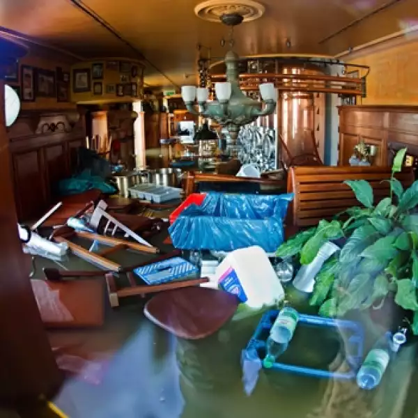 objetos al interior de un bar flotan en dresden