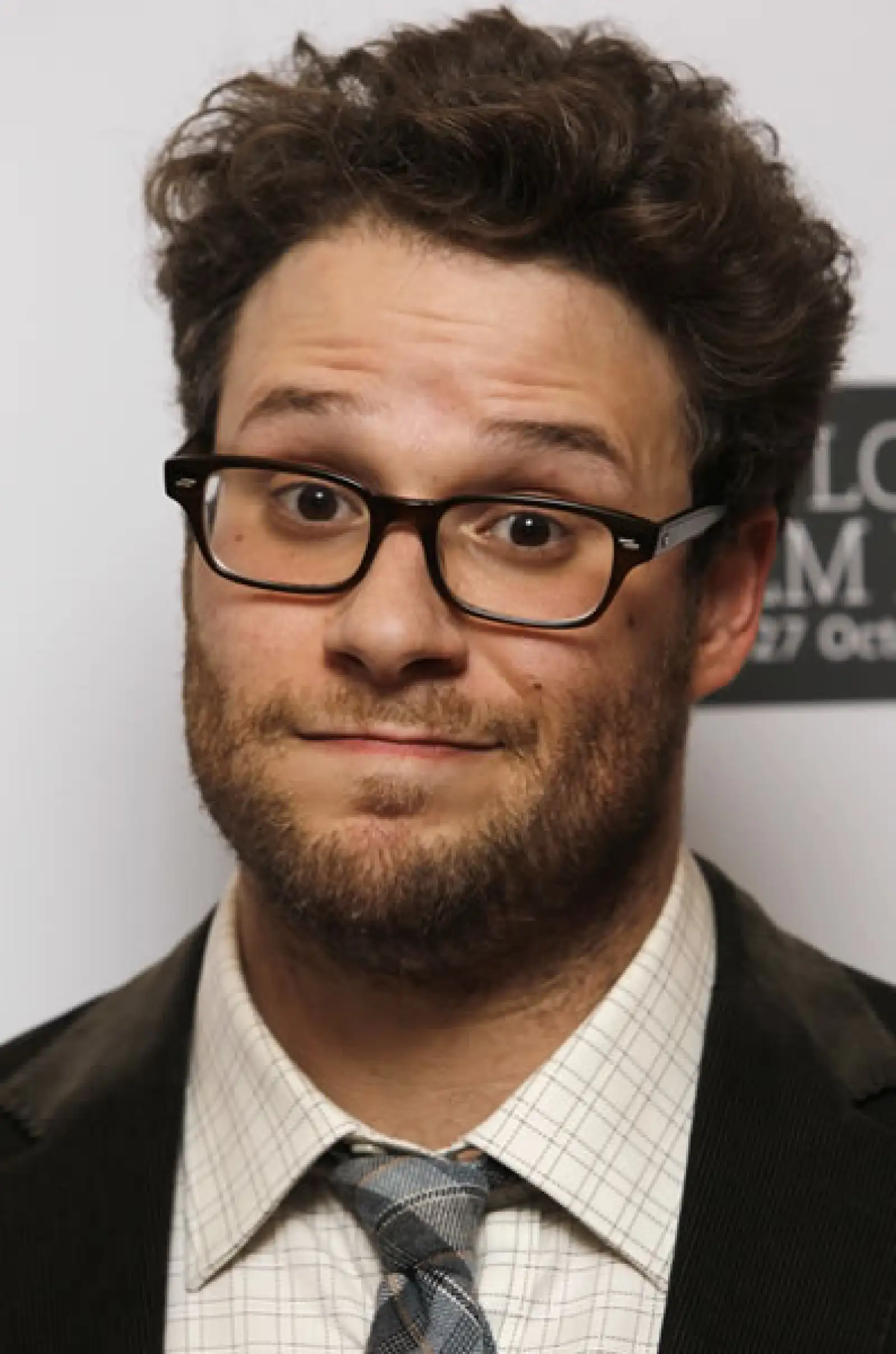 Seth Rogen no sólo es `geek´ en apariencia, además hace gestos muy curiosos en la alfombra roja.