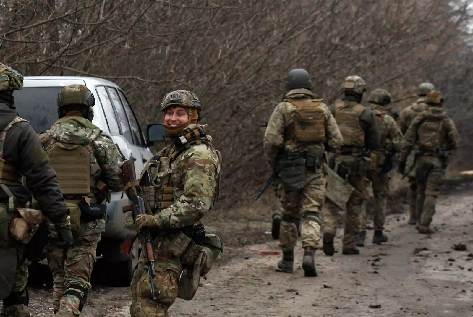 Soldados ucranianos se alistan para repeles un ataque en la región Lugansk, en el este Ucrania. 