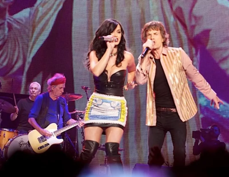 En una entrevista radiofónica, la cantante comentó que en una ocasión hace muchos años cuando ella no era famosa cenó con el vocalista de Rolling Stones quien habría coqueteado con ella.