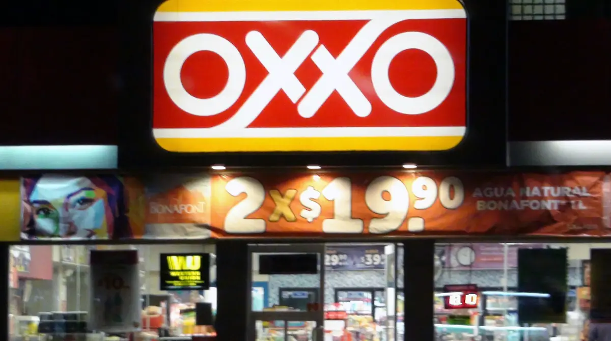 (Fachada de tienda Oxxo)