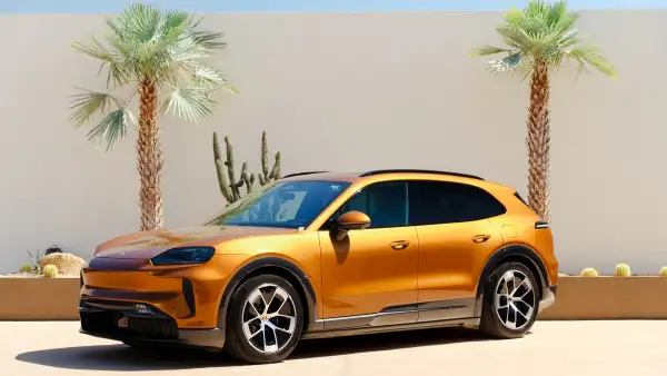 Un Porsche Cayenne eléctrico en color naranja. 