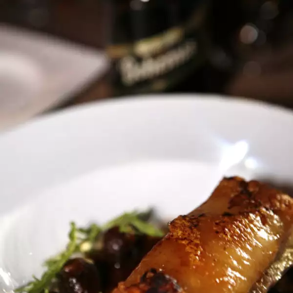 Porky belly braseado al jerez con puré de camote y cacao