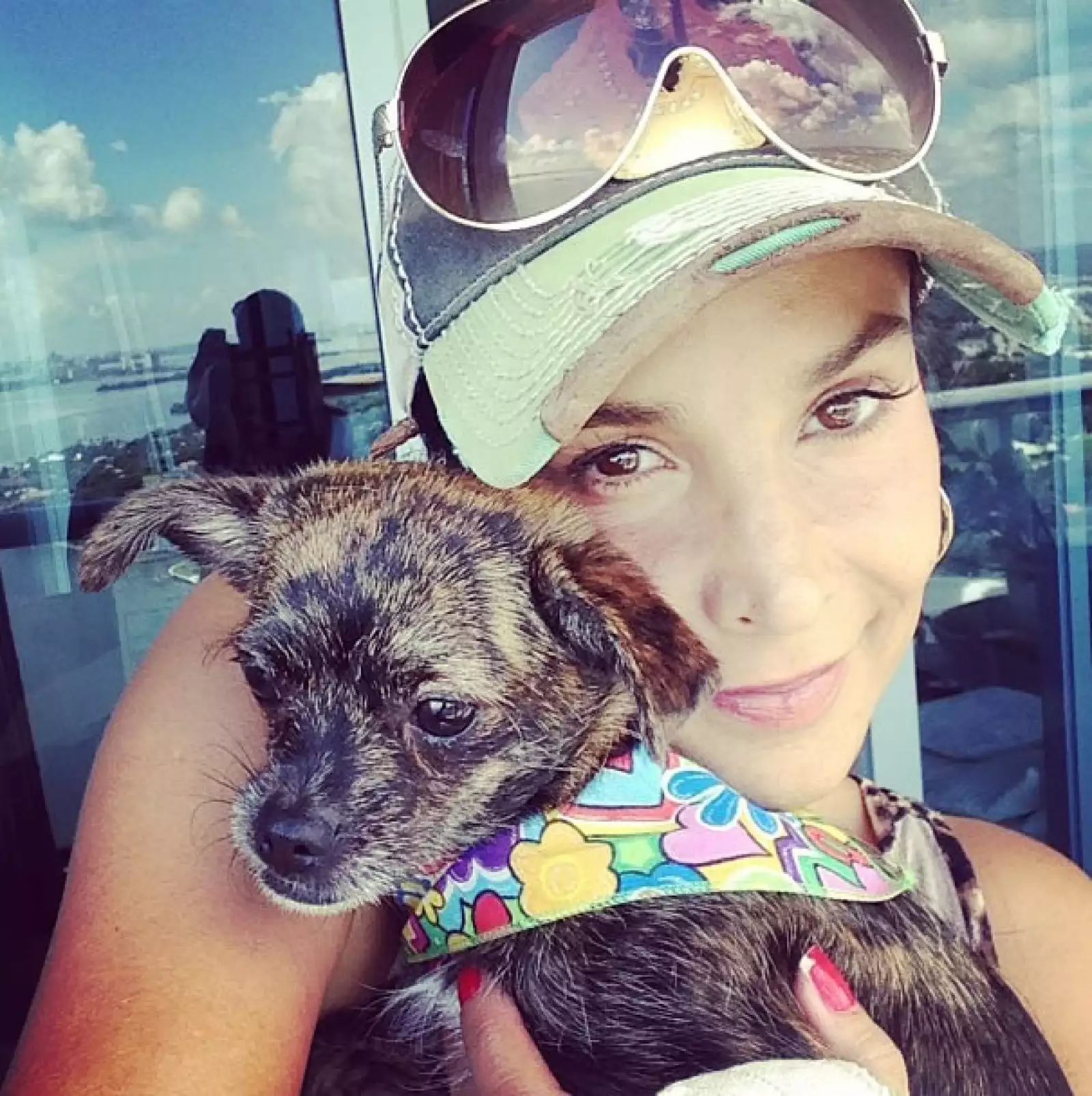 Aquí aparece con su perrita a quien llamaba "La Peca", y a quien adoptó.