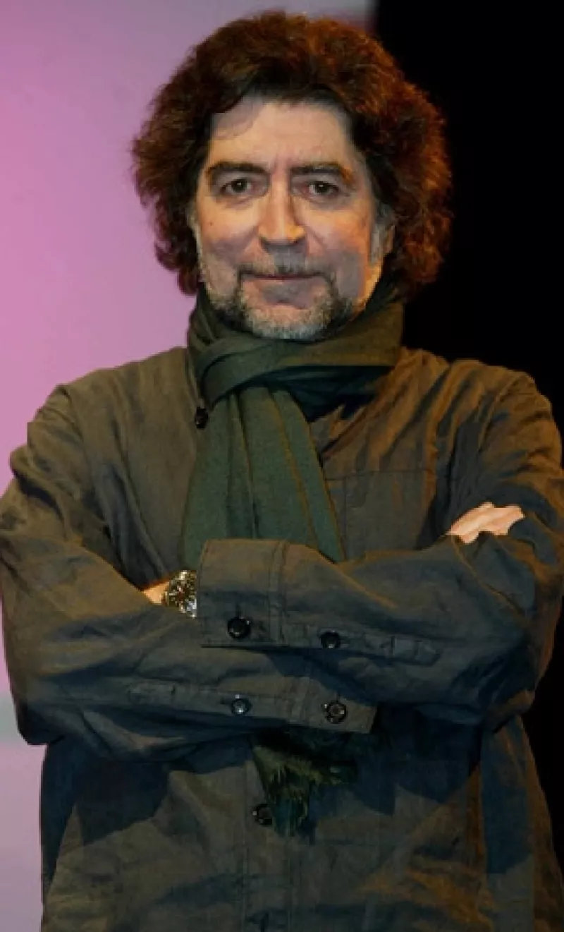 El artista andaluz, quien realiza una gira sudamericana y en promoción de su más reciente disco "Vinagre y rosas", dijo que añora no poder encontrarse con su amigo.