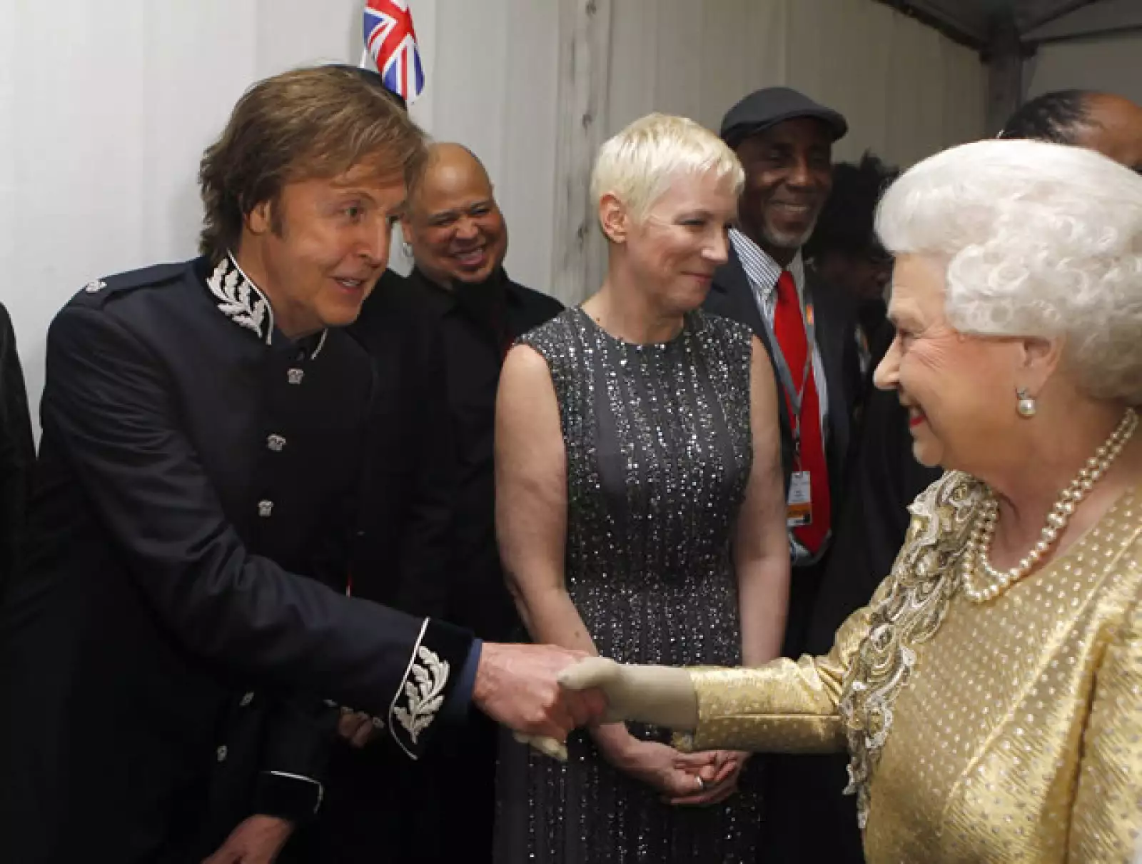 La Reina y Sir Paul McCartney.