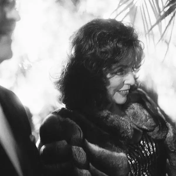 51_Joan_COLLINS_CHANEL_Charles_FINCH_PreOscarsDinner_2020_LD.jpg
