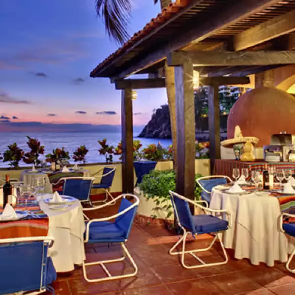 Dentro de este proceso de rennovación, se creó un nuevo restaurante italiano llamado Capri, el cual sirve platillos especiales y a la carta.