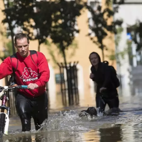un hombre atraviesa el centro con su bicicleta