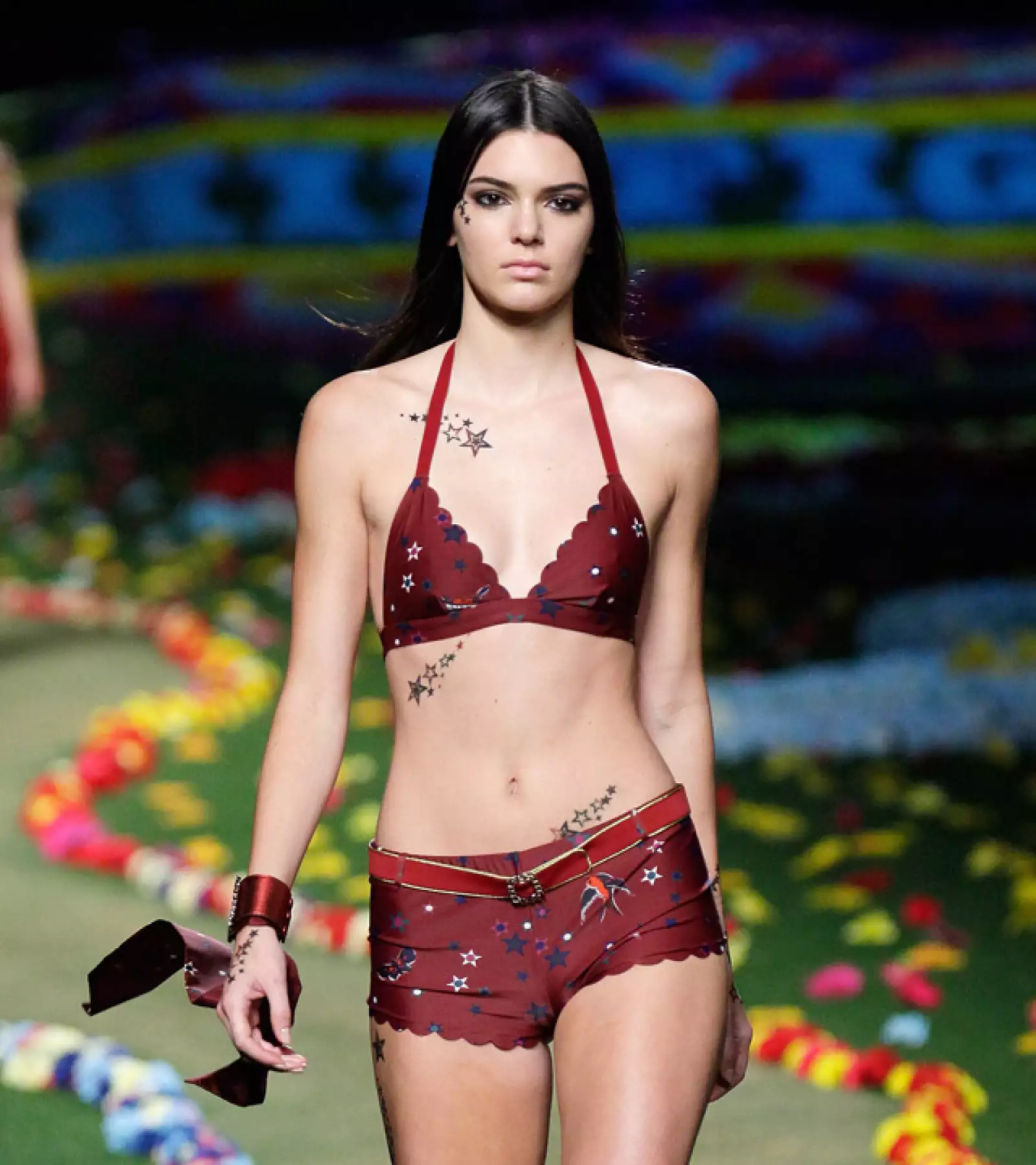 En septiembre de 2014 Kendall se destapo totalmente para modelar bikinis para el fashion show de Tommy Hilfiger, definitivamente una de nuestras pasarelas favoritas de KJ.
