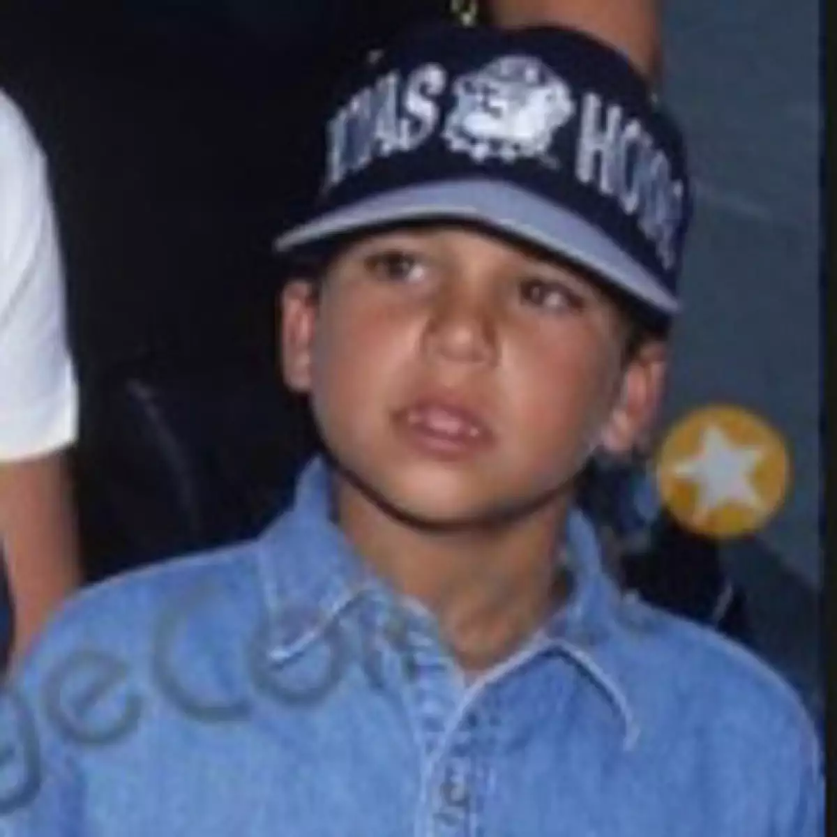 Aunque han pasado diez años, Robert no ha cambiado mucho desde que era niño.