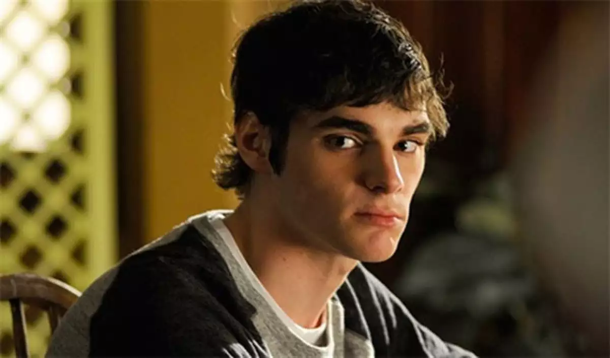 Seguro a RJ Mitte lo conoces como Walter White Jr., y nunca imaginaste verlo como un modelo high fahion. Pues ahora es momento de que cambies tu perspectiva sobre él.