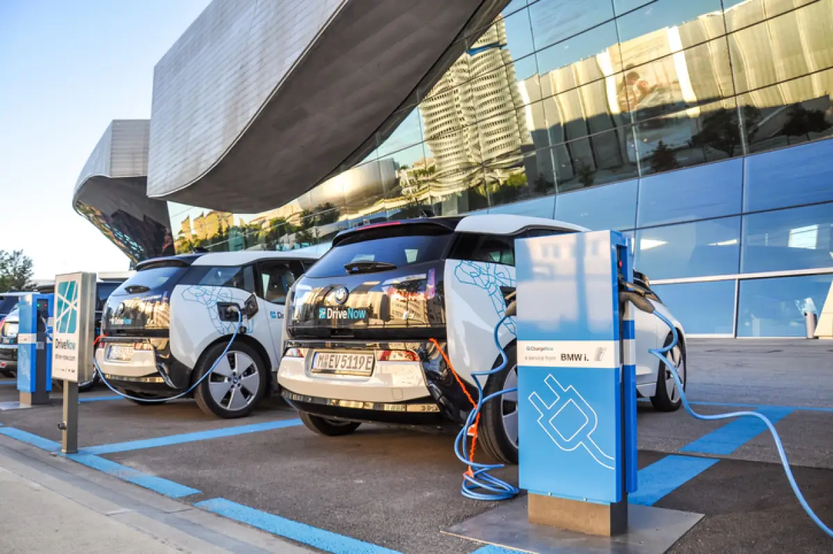 Autos eléctricos estacionados