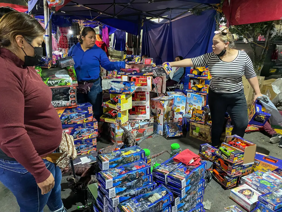 Muchos mexicanos optan por comprar juguetes en los tianguis navideños. (Foto: Rogelio Morales / Cuartoscuro)