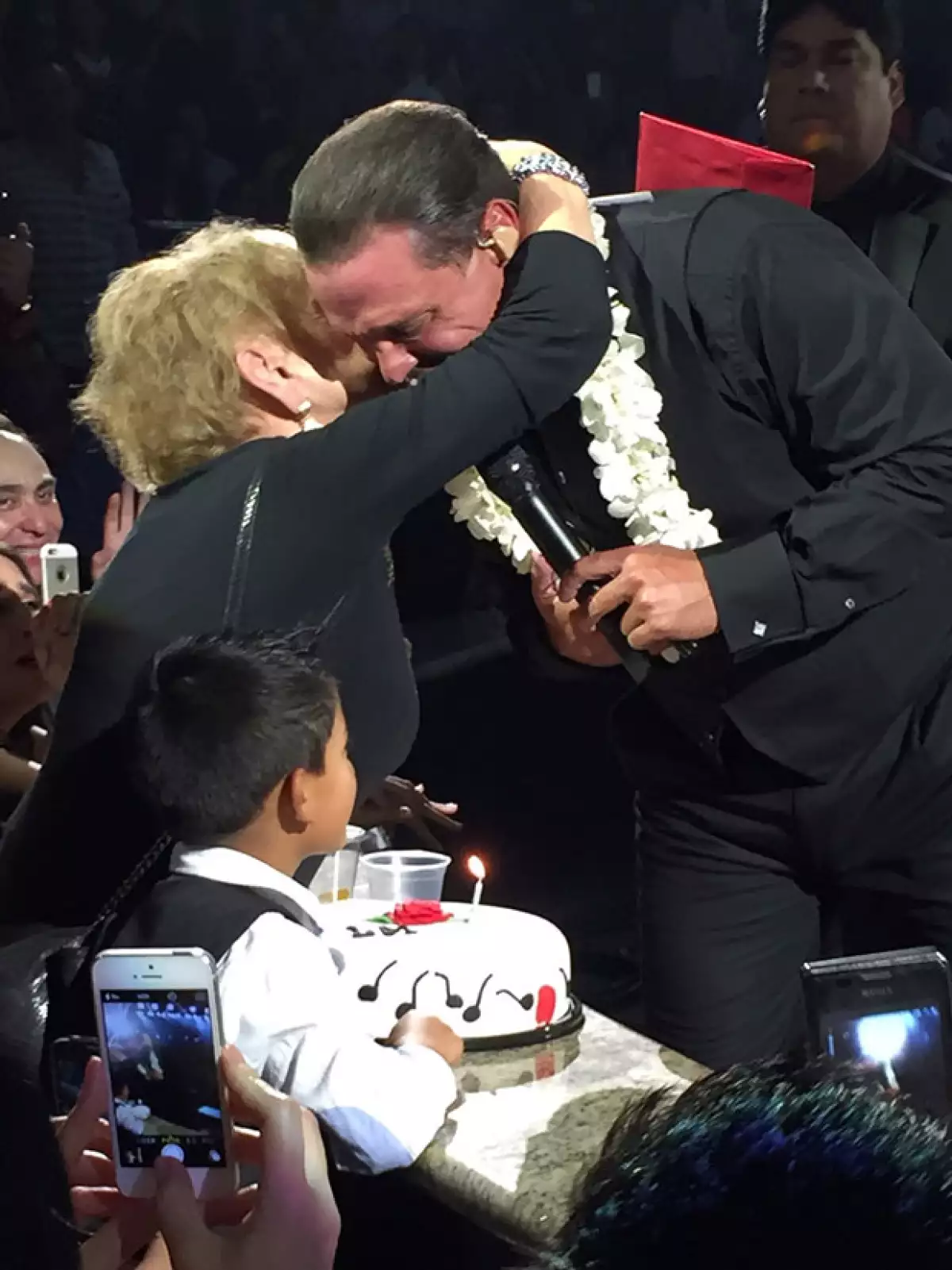Una admiradora regaló al cantante un pastel de cumpleaños, el cual él agradeció con un abrazo.
