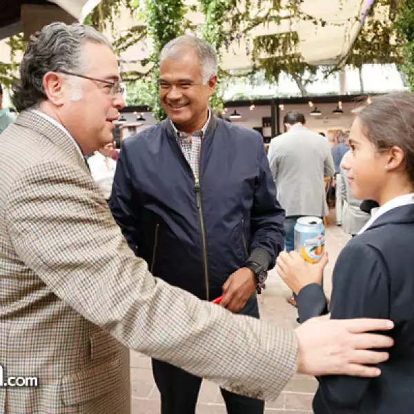 Martin Olavarrieta con Jose Ignacio y Mariana Rubio