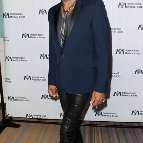 Lenny Kravitz tiene un aire de misterio que tal vez le de el hecho de ser parte aricano americano, parte ruso, parte judío y parte de las Bahamas.