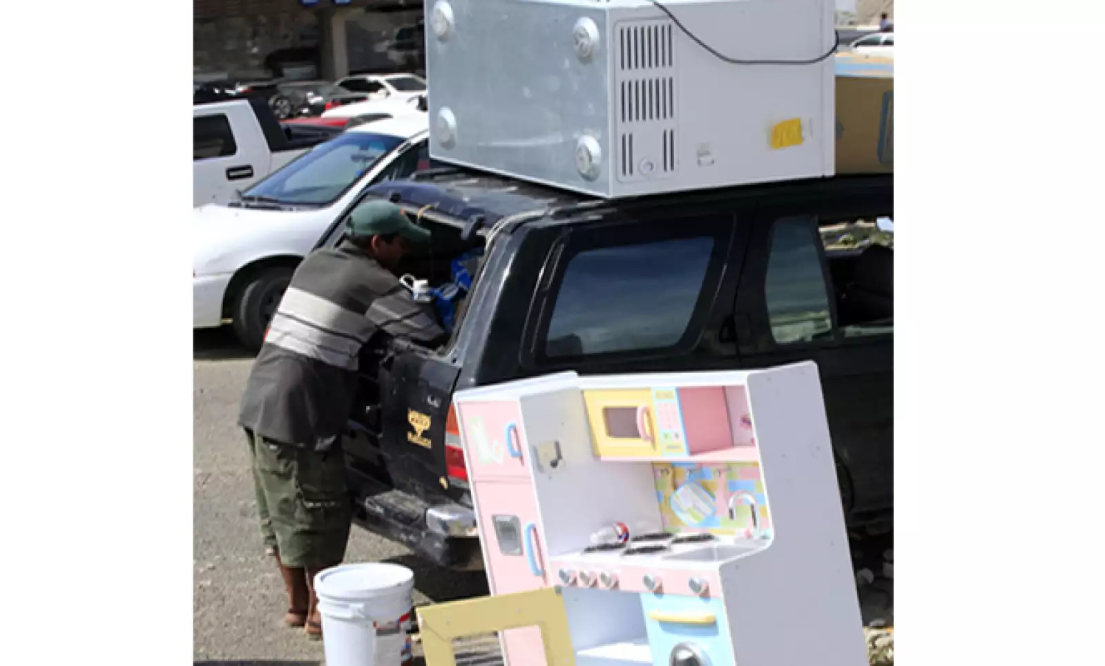 Otros saqueadores abarrotaron sus camionetas con electrodomésticos como televisiones y ventiladores y también con bebidas alcohólicas.