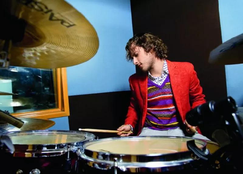 Parece que al hijo de Humberto Zurita no sólo le gusta actuar y es que desde los 13 años aprendió a tocar varios instrumentos y ahora busca grabar un disco con su banda.