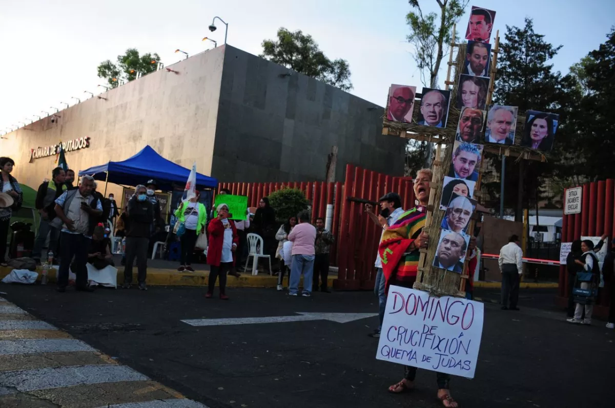 Los manifestantes se encuentran afuera de la Cámara de Diputados en espera del inicio de la sesión de este domingo.