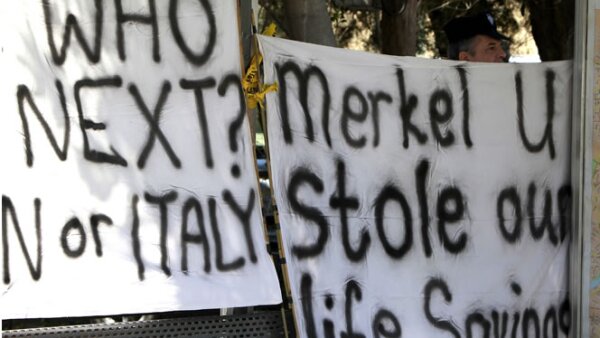 El sector bancario de Chipre es mucho mayor que el tamaño de la economía real de la isla y sus bancos fueron castigados fuertemente por su exposición a Grecia, una vecina mucho mayor.