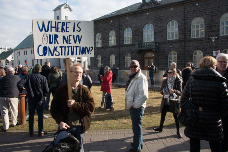 Una vez que se dio a conocer la noticia, manifestantes salieron a protestar fuera del parlamento del país en Reykjavik el lunes pidiendo la renuncia de Sigmundur.
