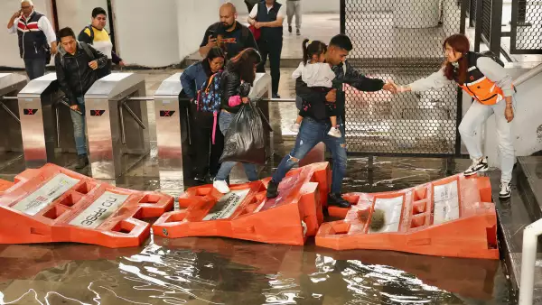 La lluvias intensas en CDMX colapsan al Metro: lo que urge atender, aunque la falla va más allá