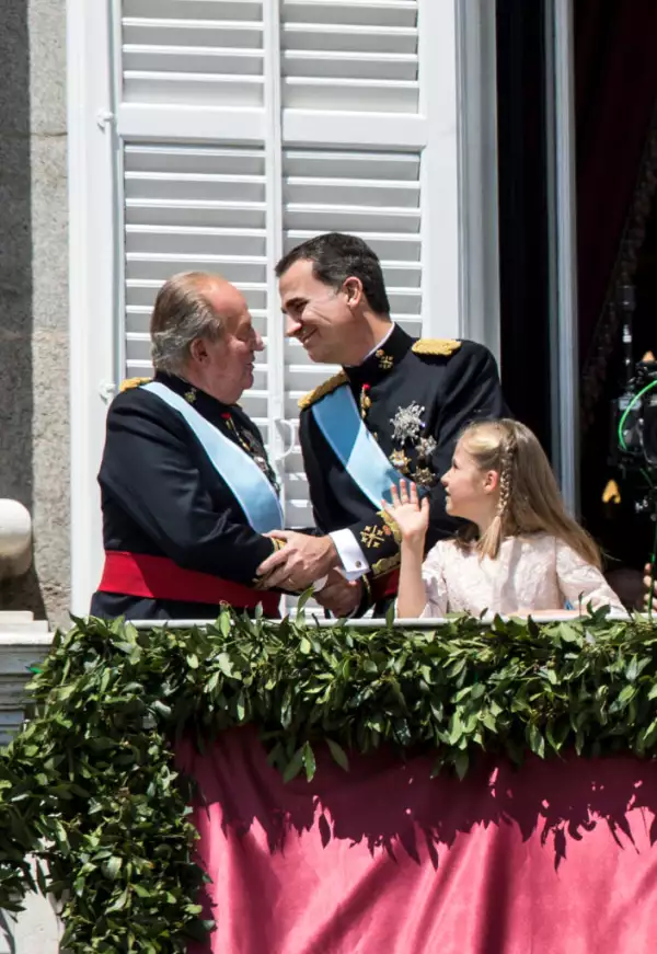 King Felipe VI with family saluting from the balcony