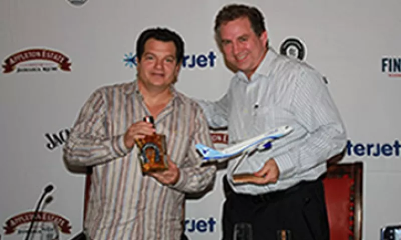 Miguel Alemán Magnáni, presidente ejecutivo de Interjet y Randy McCann, director general de Casa Herradura celebraron una alianza de exclusividad (Cortesía Casa Herradura Brown-Forman)