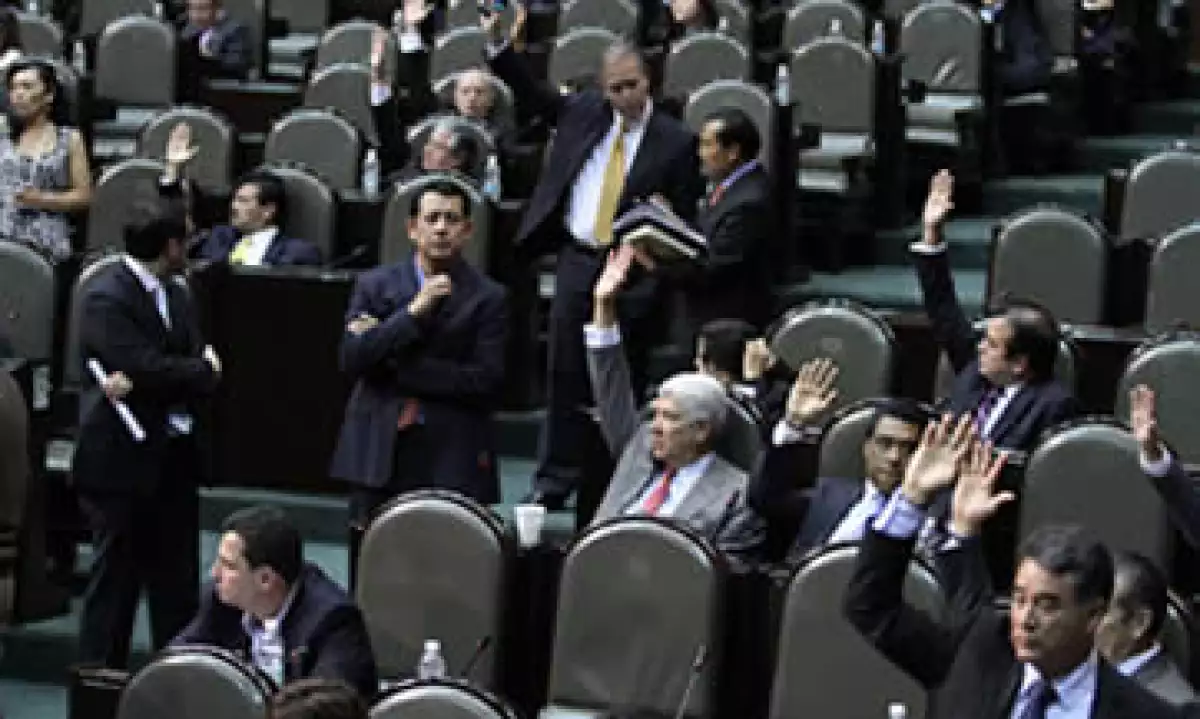 La comisión mantuvo sin cambio la estimación incluida en el proyecto original de un precio del barril de petróleo en 84.9 dólares. (Foto: Notimex)