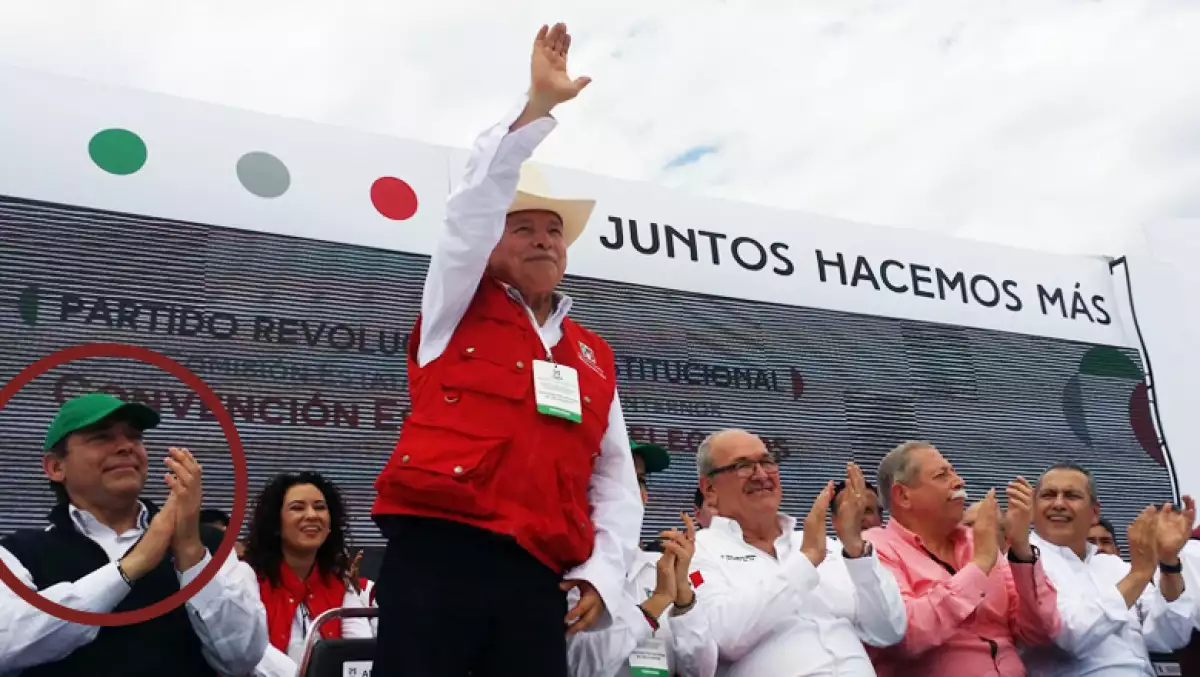 El 28 de febrero, Eugenio Hernández (círculo rojo) estuvo junto a personajes como el exmandatario Manuel Cavazos (al centro) y el gobermandor Egidio Torre Cantú.