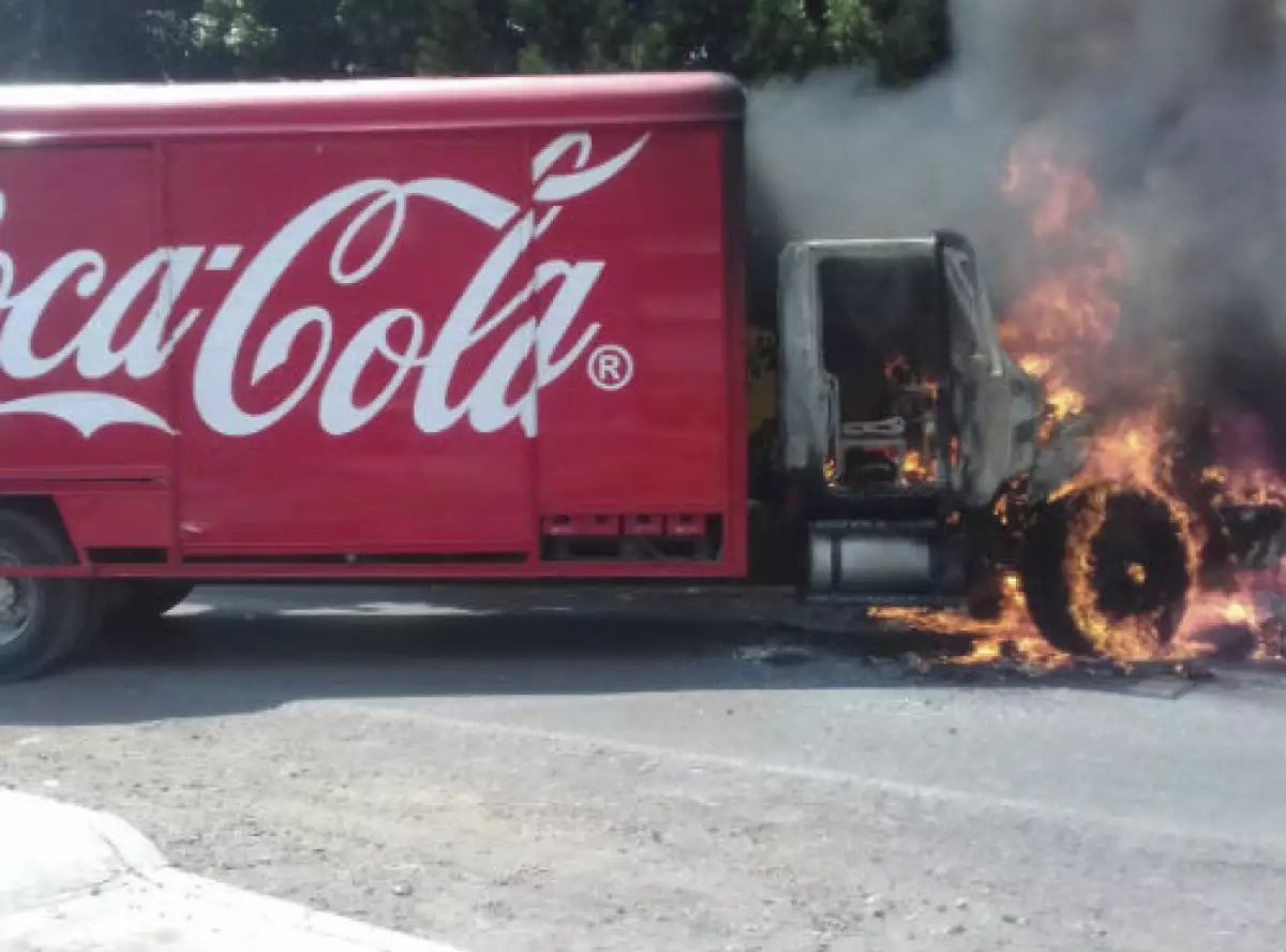cami�n de Coca-Cola incendiado