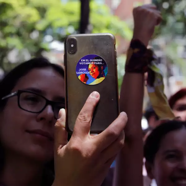 Una mujer graba la intervención de Francia Márquez, durante un mitin en Medellín. En su teléfono se muestra una calcomanía con la imagen de la candidata a la vicepresidencia de Colombia.