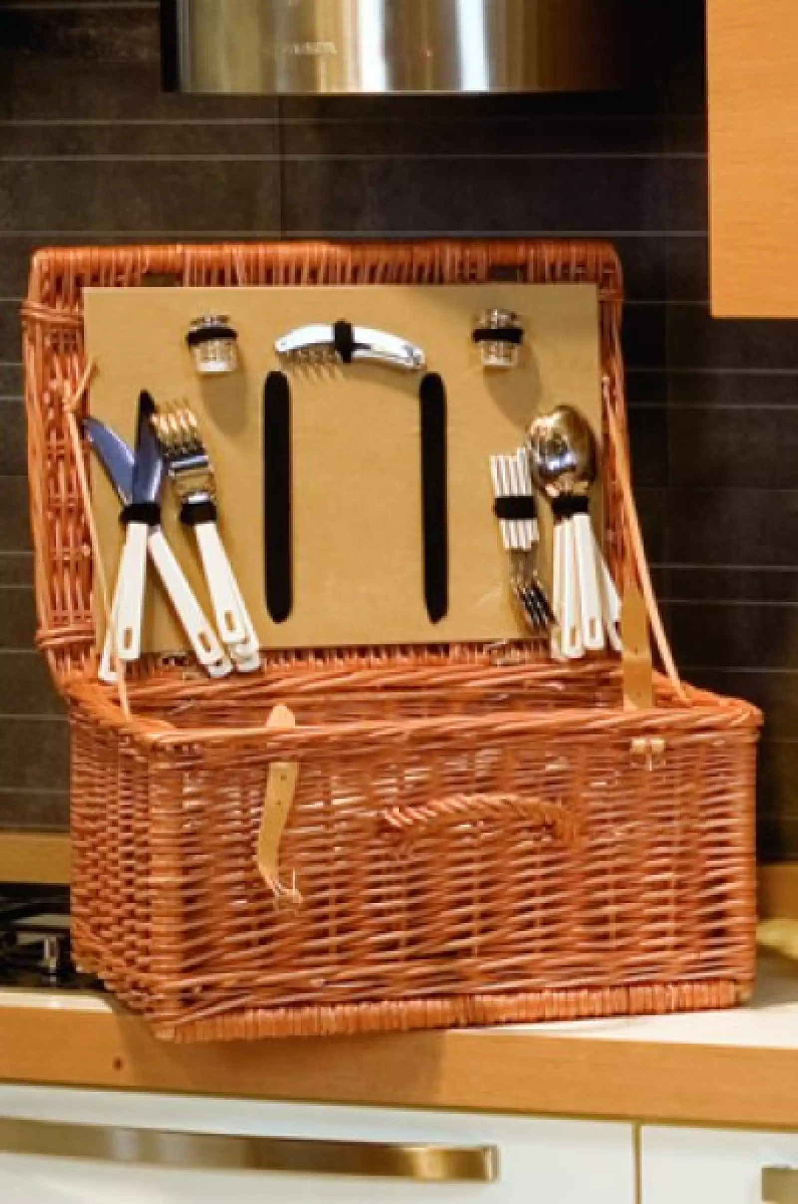 PROVENZAL Canasta para picnic, Rosti, 3,879 pesos.