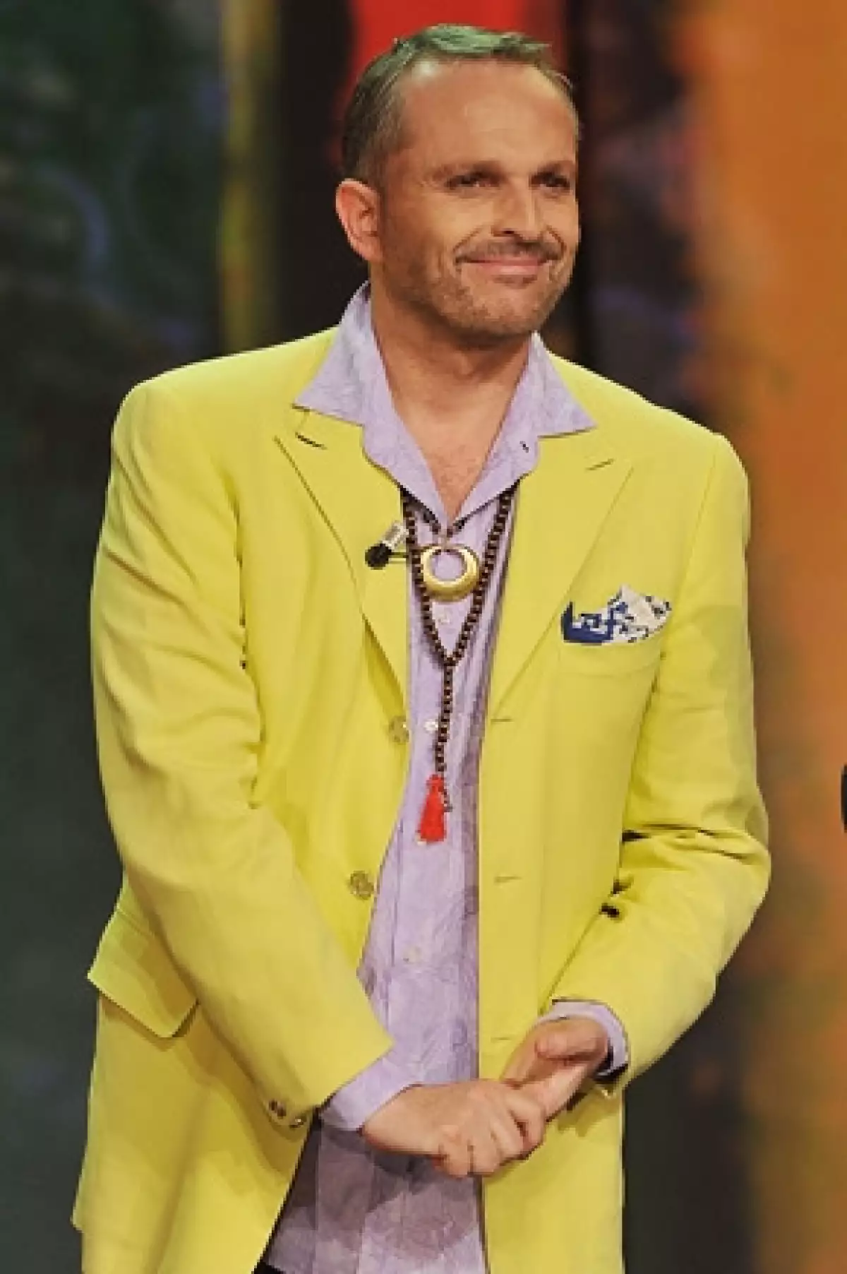 El cantante español y sus socios se encuentran en la encrucijada de pagar una suma millonaria o cerrar su negocio por la crisis financiera de España.