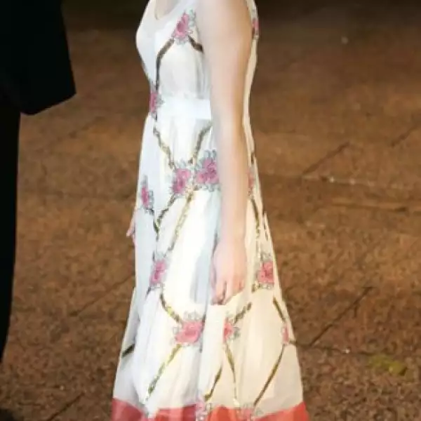 Éste ha sido uno de sus outfits más sencillos: vestido de algodón floreado, zapatos estilo hindú y banda estilo hippie en la frente.