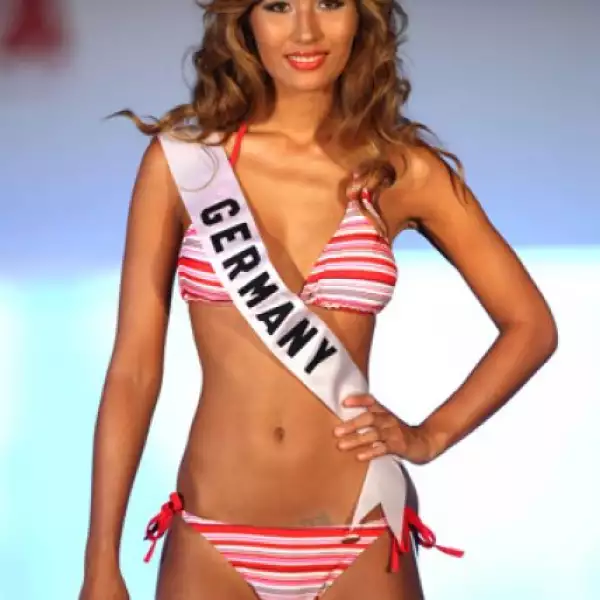 Martina Lee, de Alemania, poó sexy en su traje de baño de dos piezas.