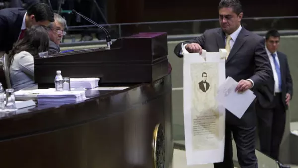 El perredista y secretario de la Comisión de energía de la Cámara baja, Luis Ángel Espinosa Cházaro, colocó un cartel con la imagen y un pensamiento de Benito Juárez.