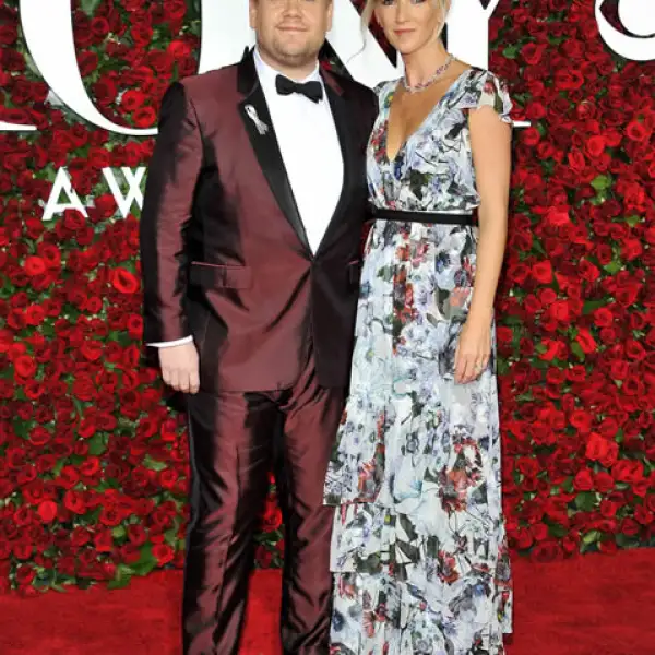 Julia Carey llegó con un vestido ligero y primaveral de flores y joyería de Lorraine Schwartz.