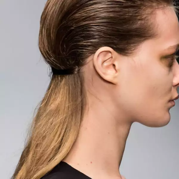 Guy Laroche, París: También llevó el pelo en estilo ´sleek back huir´, todo hacia atrás y muy lacio.