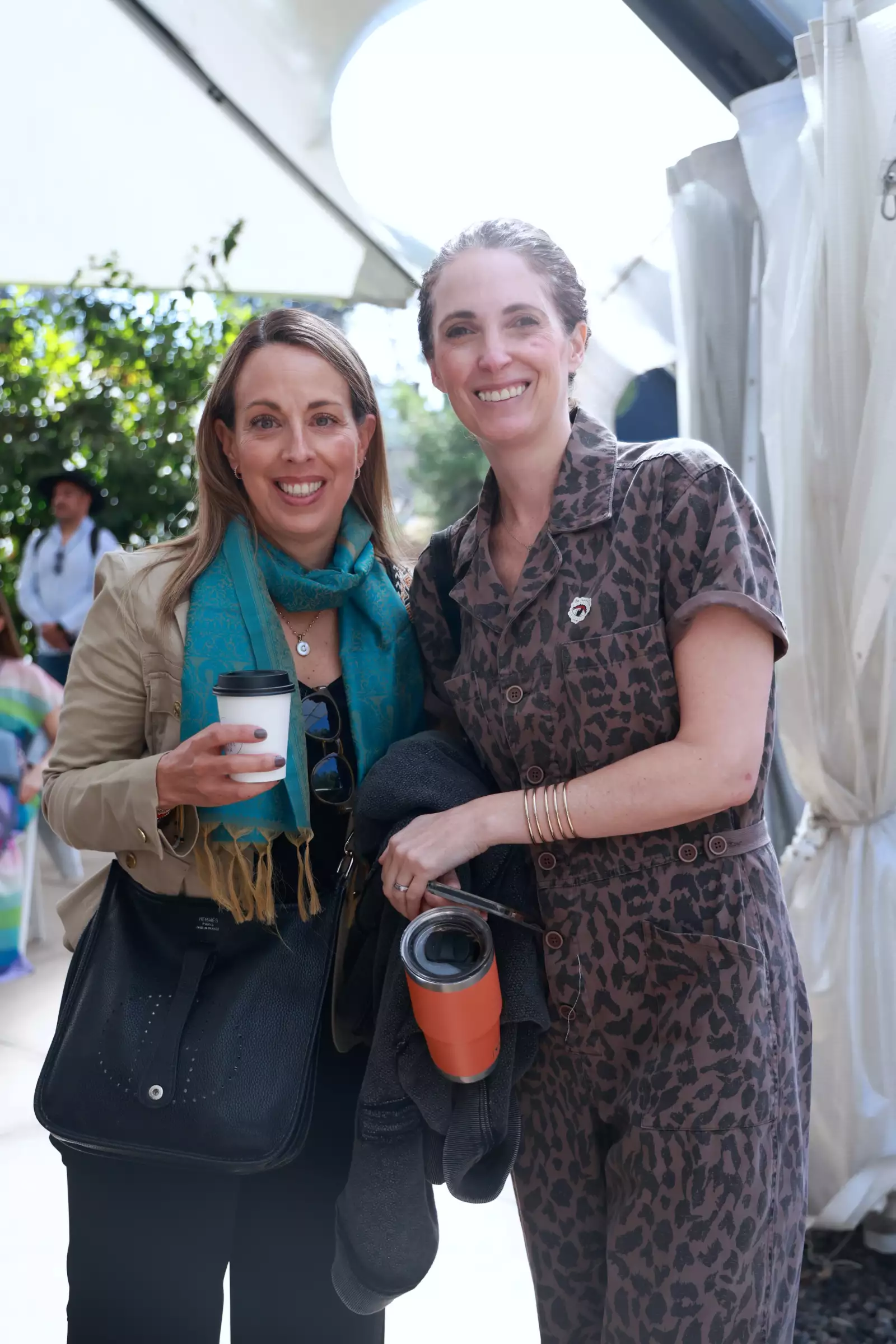 Claudia Bracho y Leslie Elliot 