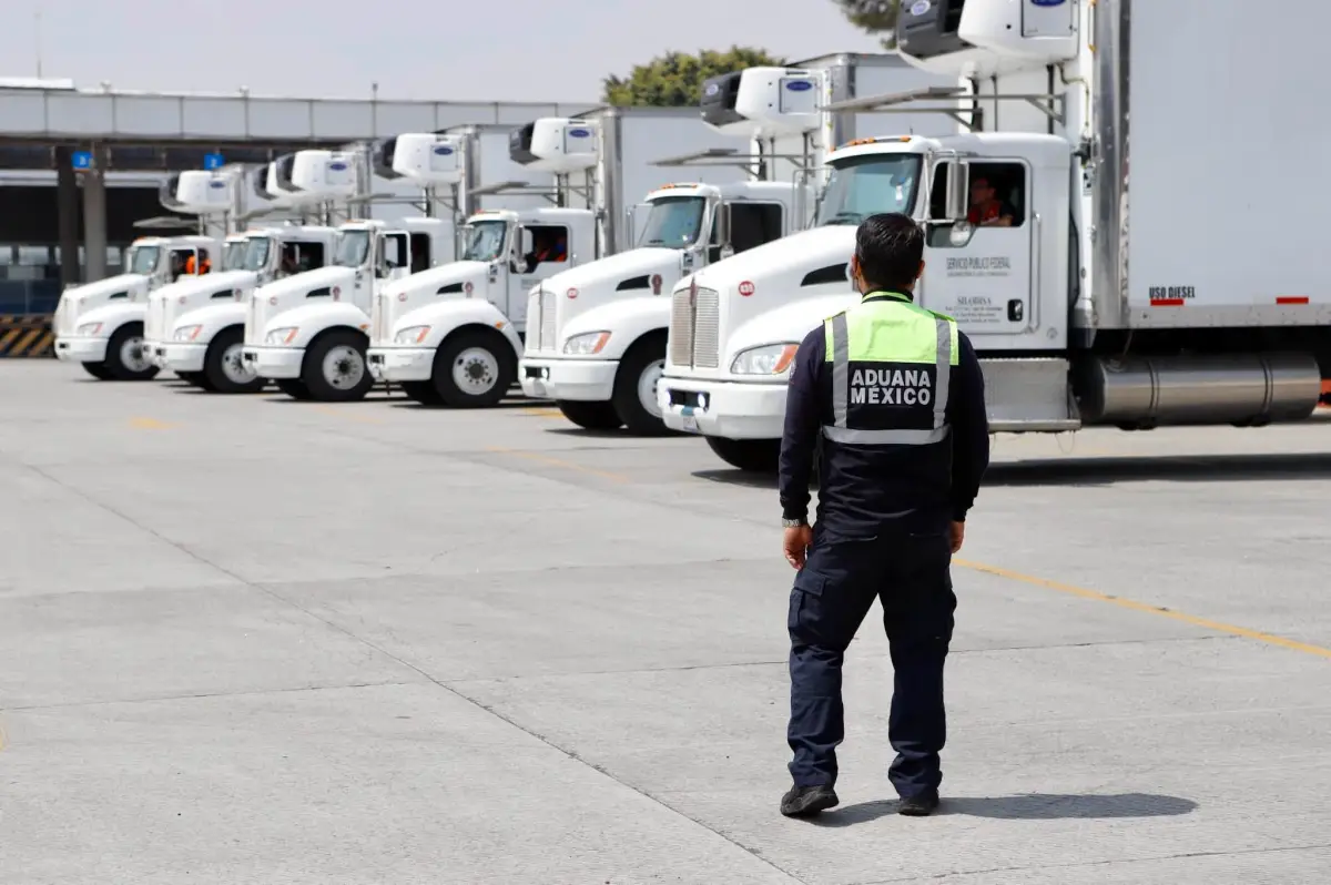 Personal de la Agencia Nacional de Aduanas de México (ANAM) realiza revisiones. Foto: Aduanas México/Facebook. 
