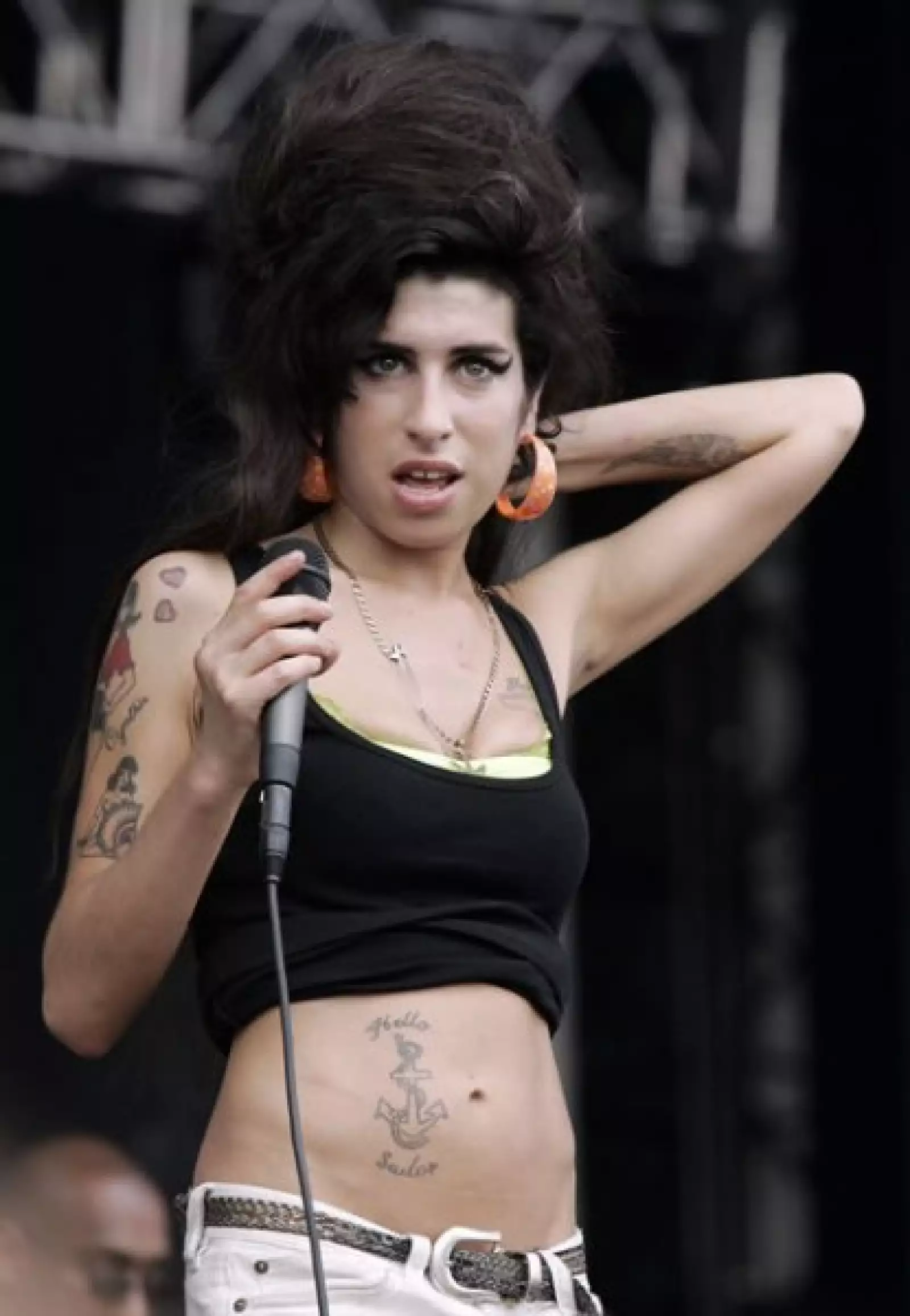 Otra ´chica problema´, Amy Winehouse ha estado relacionada con problemas de drogas, agresión, y conflictos con su pareja, sin embargo, su talento y poderosa voz no se pone en duda.