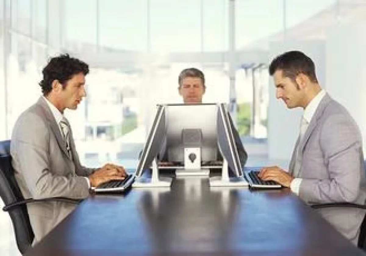 Antes de salir a buscar empleo es recomendable capacitarse y aprender técnicas de entrevista, afirma expertos. (Foto: Jupiter Images)