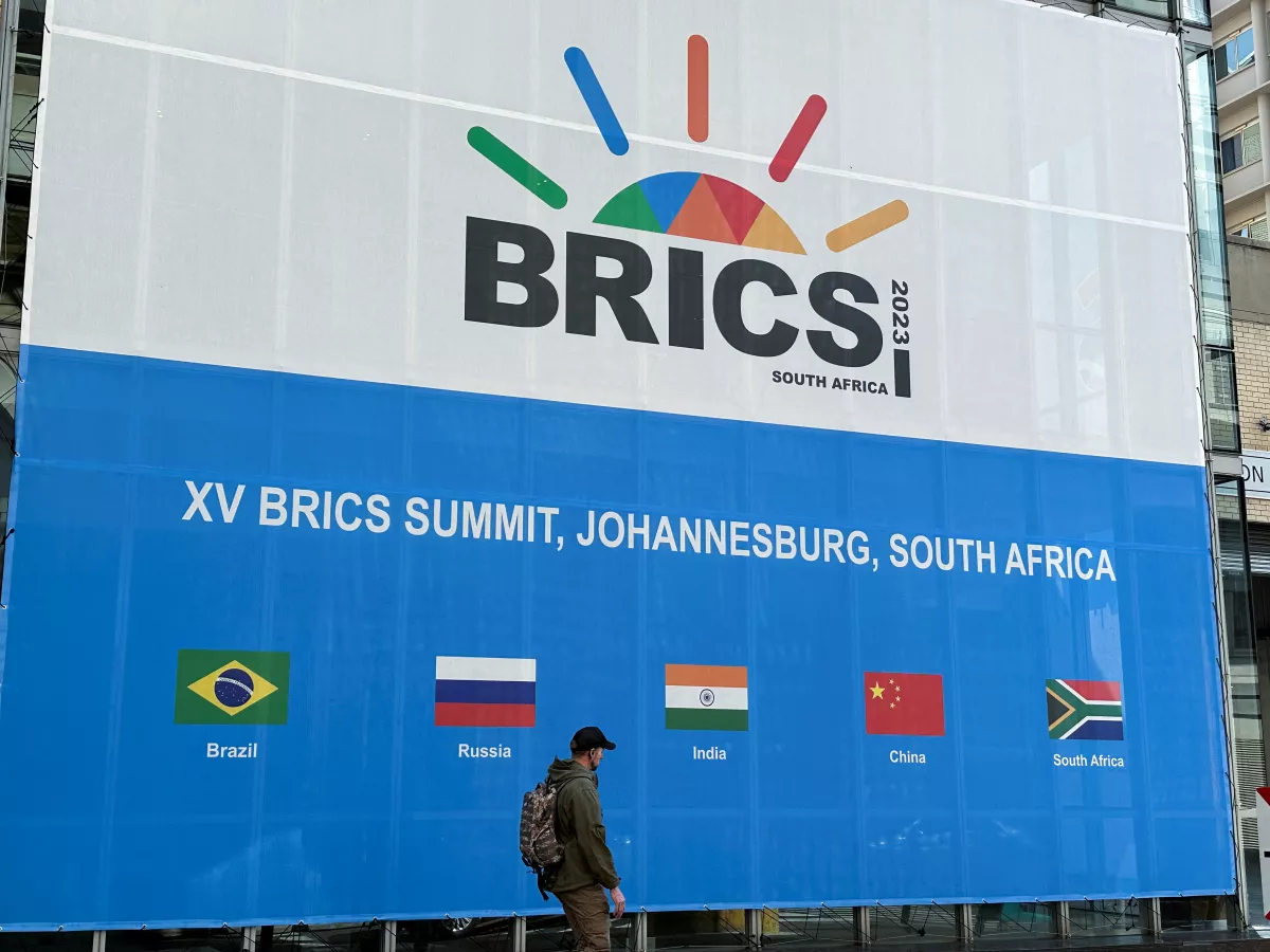 Una persona pasa por el Centro de Convenciones de Sandton, que acogerá la próxima Cumbre de los BRICS, en Johannesburgo, Sudáfrica, el 19 de agosto de 2023.