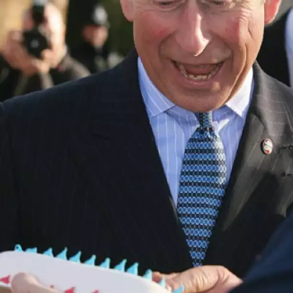 EL herederon a la corona británica reacciona con simpatía ante el pastel que le regalaron en el Centro Comunitario Beckton, al este de Londres.